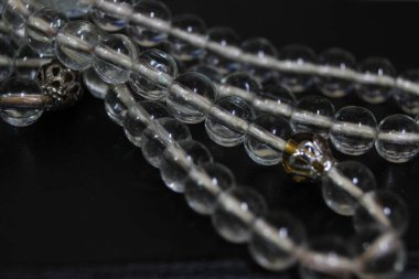 Seçici cam parlayan dua boncukları odaklı Makro fotoğraf ya da metin için fotokopi alanı olan tespih. Ramazan veya Müslümanlar için bayram dini kavramı.