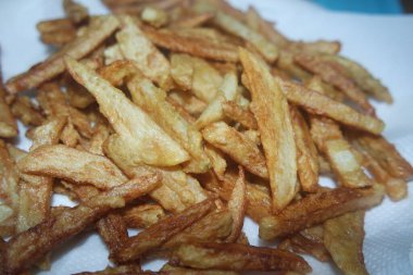 Temiz zemin üzerinde kızarmış patates dilimleri ve metin için kopyalama alanı