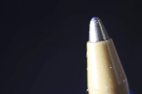 暗灰色の背景を持つボールペン先端のマクロ写真 グレーの背景に金属ボールペンの極端なマクロ画像 — ストック写真