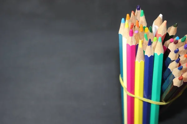 Close Weergave Van Felgekleurde Veelkleurige Potloden Zwarte Achtergrond — Stockfoto