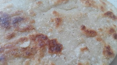Jawar roti veya bhakri adı verilen geleneksel ekmeğin yakın görüntüsü. Bhakri, birçok Asya ülkesinin mutfağında sıkça kullanılan mayasız yuvarlak bir ekmektir.