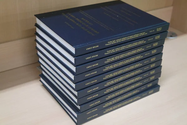 Montón Libros Azules Colocados Mesa Libros Tesis Con Palabras Doradas — Foto de Stock