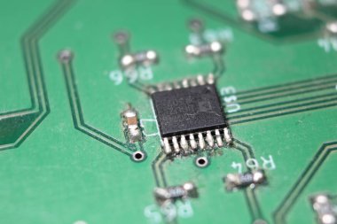 Devreleri ve çipi olan elektronik bir tahta. Yeşil panonun makro görünümü