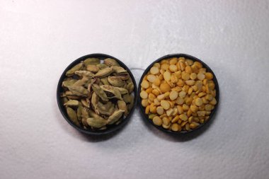 Mısır gevreği ve kakule çeşitlerinin üst görüntüsü. Farklı baharat ve mısır gevreği koleksiyonu.