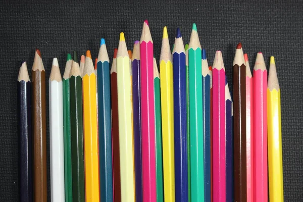 Siyah Arkaplanda Parlak Renkli Çok Renkli Kalemlerin Yakın Plan Görüntüsü — Stok fotoğraf