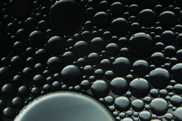 Abstrakter Makrohintergrund Von Ölkreisen Die Über Der Wasseroberfläche Schweben Makro — Stockfoto