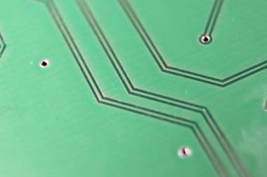 Devreleri ve çipi olan elektronik bir tahta. Yeşil panonun makro görünümü