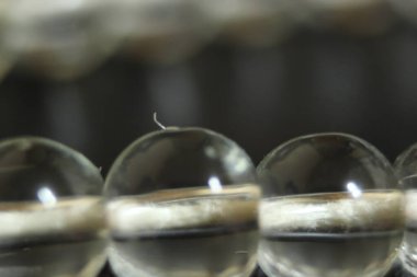 Seçici cam parlayan dua boncukları odaklı Makro fotoğraf ya da metin için fotokopi alanı olan tespih. Ramazan veya Müslümanlar için bayram dini kavramı.