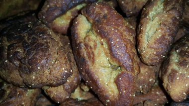 Khajoor 'un Pakistan ve Afganistan' da yaptığı geleneksel tatlı fırınına yakından bakın. Khajoor fırın tatlısının yemek geçmişi.