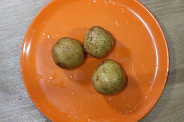 Pomme Terre Sur Une Planche Découper Orange — Photo