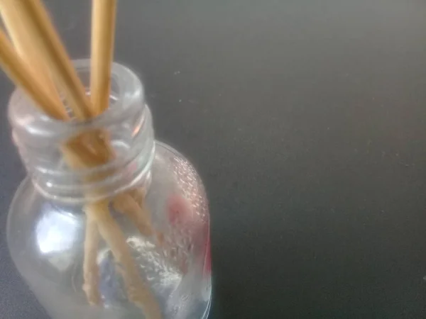 Close Incense Sticks Glass Container Gray Background 다음을 가리킨다 향기를 — 스톡 사진