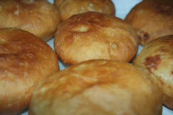 Close Uitzicht Van Zelfgemaakte Lekkere Aardappel Broodjes Broodjes Broodje Geplaatst — Stockfoto