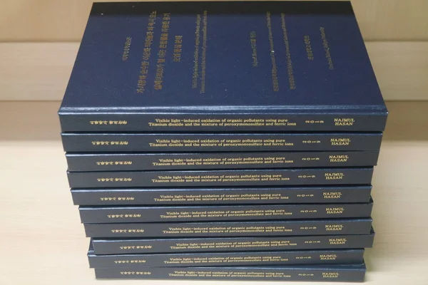 Montón Libros Azules Colocados Mesa Libros Tesis Con Palabras Doradas —  Fotos de Stock