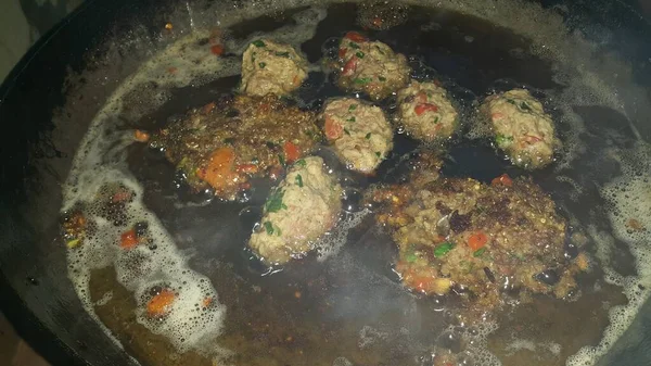 Seramik Tabakta Servis Edilen Lezzetli Baharatlı Kızarmış Yuvarlak Kebap Seçici — Stok fotoğraf