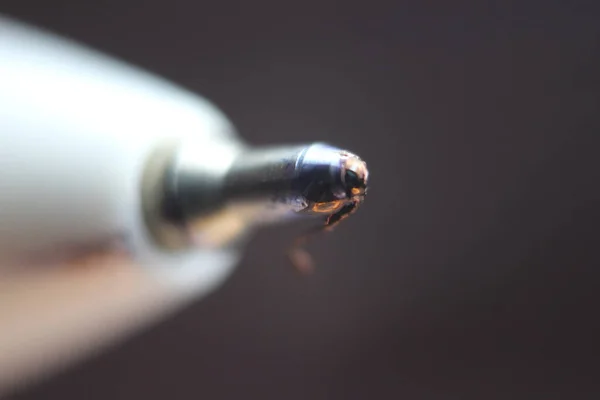 暗灰色の背景を持つボールペン先端のマクロ写真 グレーの背景に金属ボールペンの極端なマクロ画像 — ストック写真