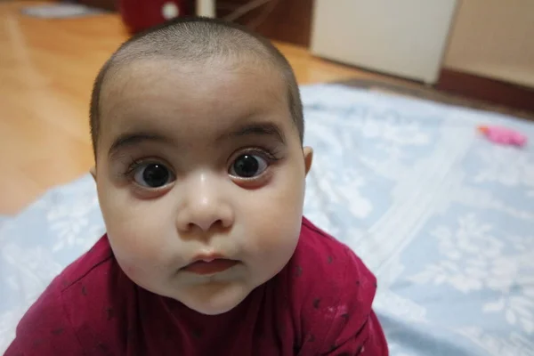 Bebe Fille Avec Beau Visage Grands Yeux Et Geste Mignon Du Visage Bebe Tout Petit Faisant Des Activites Douces Parent Generation Stock Photo