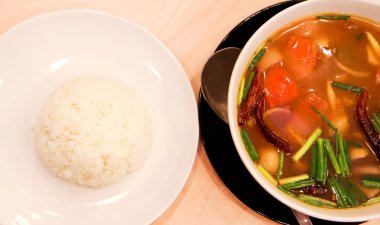 sıcak ve ekşi çorba, pilav