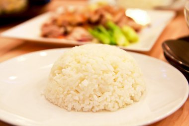 pirinç ile baharatlı sos ve limon sekmesinde ile haşlanmış domuz eti yemek