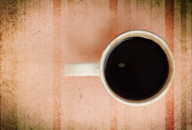 Beyaz fincan kahverengi grunge korku arka plan üzerinde siyah kahve