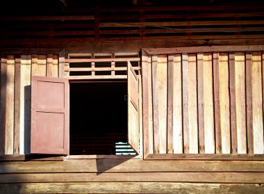 pencere ile eski ahşap duvar