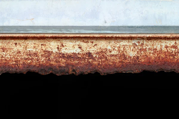 Velho metal sujo isolado no fundo preto, estilo grunge — Fotografia de Stock