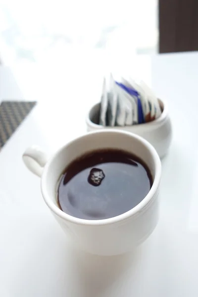 Witte kop donkere koffie — Stockfoto
