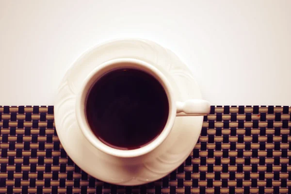 暗いコーヒーの白いカップ — ストック写真