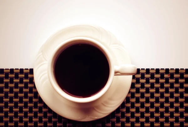 Tasse blanche de café foncé — Photo