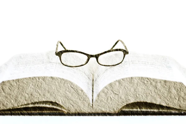 Lunettes de lecture sur le livre Images De Stock Libres De Droits