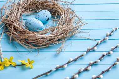 Ahşap arka planda paskalya yumurtaları