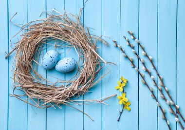 Ahşap arka planda paskalya yumurtaları