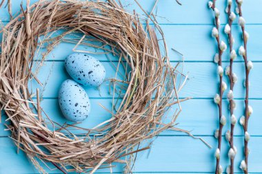 Ahşap arka planda paskalya yumurtaları