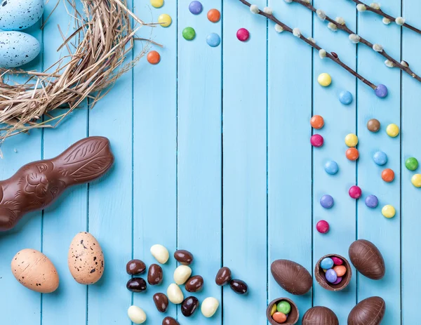 Oeufs de Pâques sur un fond en bois — Photo