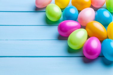 Ahşap arka planda paskalya yumurtaları