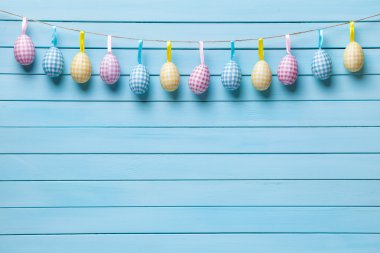 Ahşap arka planda paskalya yumurtaları