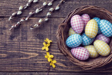 Ahşap arka planda paskalya yumurtaları