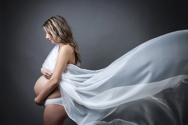 Retrato de uma mulher grávida envolta em pano — Fotografia de Stock
