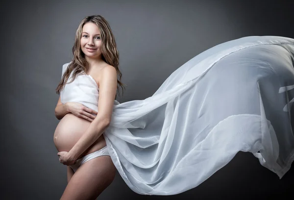 Retrato de una mujer embarazada envuelta en tela — Foto de Stock