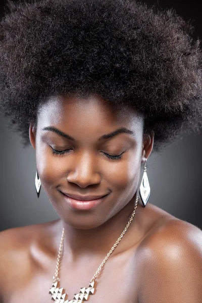 Νέοι και όμορφη μαύρη γυναίκα — Φωτογραφία Αρχείου