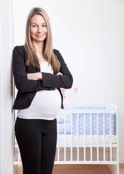 Mulher de negócios grávida esperando um bebê — Fotografia de Stock