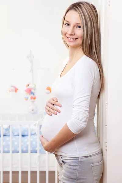 Jeune et heureuse femme enceinte — Photo