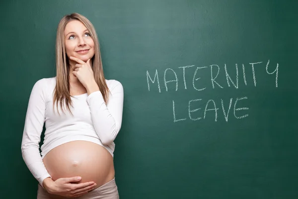 Zwangere vrouw en een schoolbord met copyspace — Stockfoto