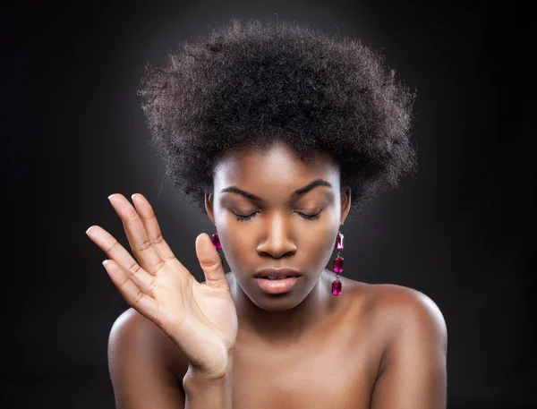 Unga och vackra svart kvinna — Stockfoto