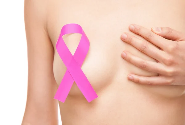 乳がん啓発リボンを持つ女性 ロイヤリティフリーのストック画像