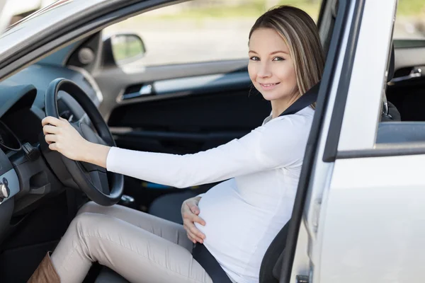 Těhotná žena, která řídila auto — Stock fotografie