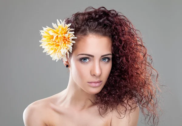 Mulher bonita com cabelo encaracolado vermelho — Fotografia de Stock