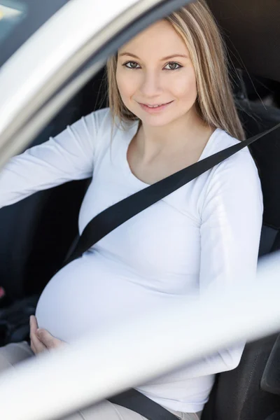 Mujer embarazada conduciendo su coche —  Fotos de Stock