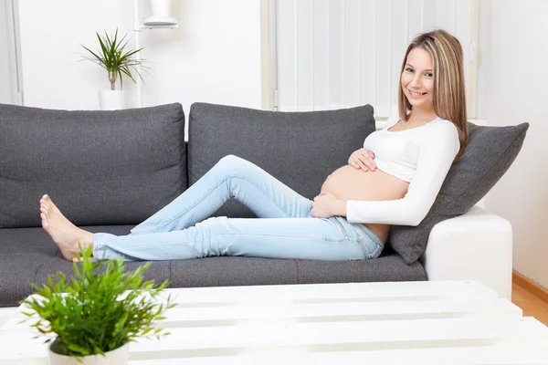 Mulher grávida bonita relaxante em casa — Fotografia de Stock