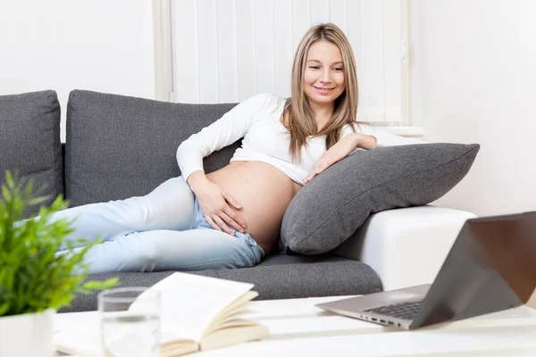 Belle femme enceinte relaxant à la maison — Photo