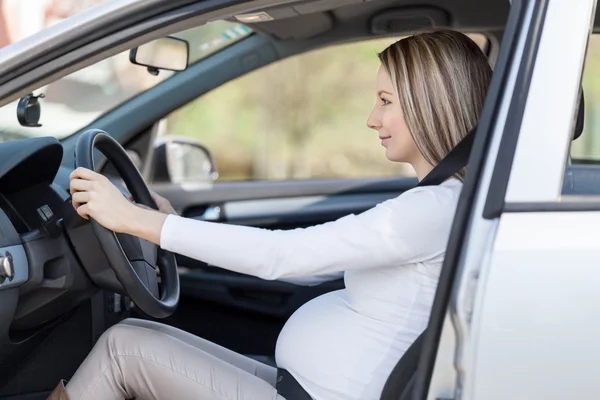 Kobieta w ciąży jazdy swoim samochodem — Zdjęcie stockowe